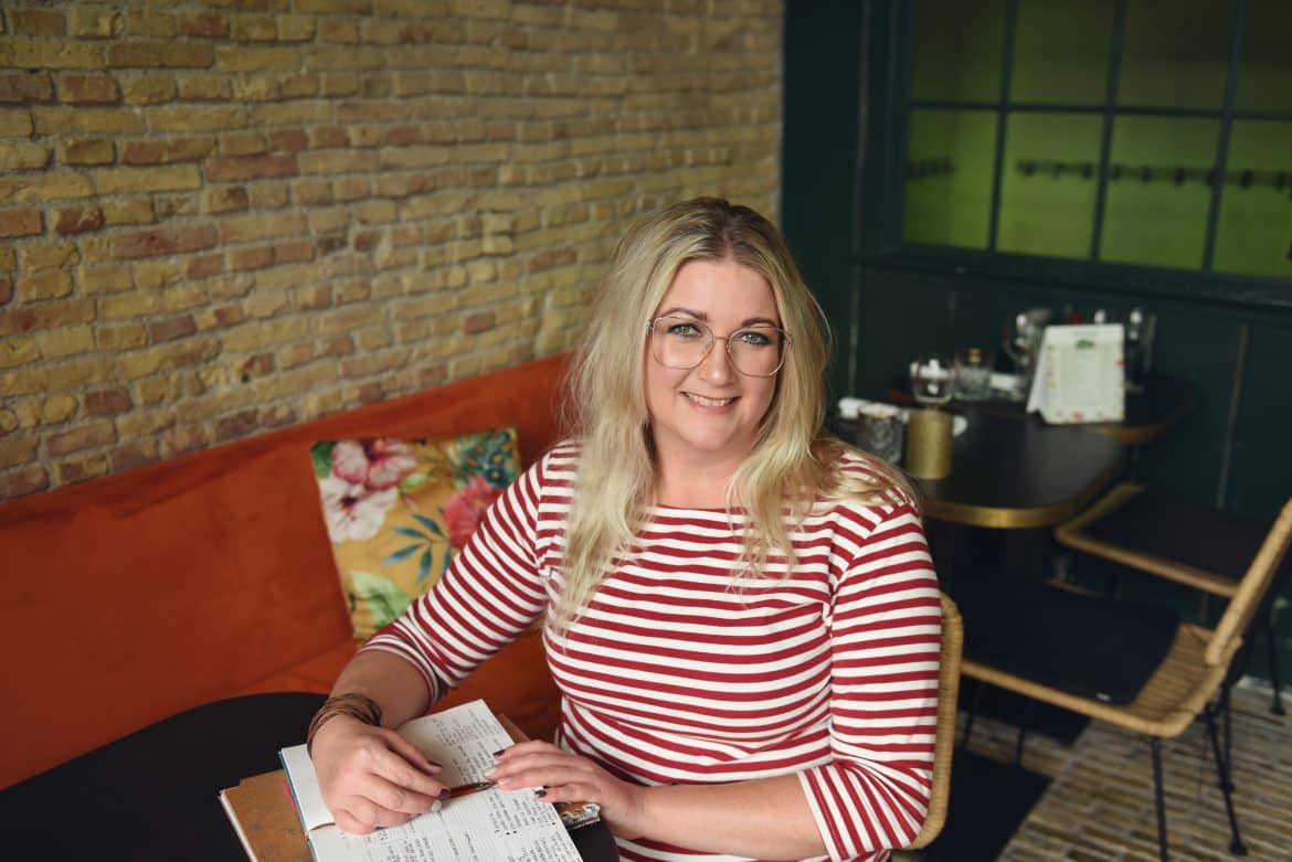 Laura van HEY NEW DAY werkt aan haar online trainingen over leven met chronische pijn